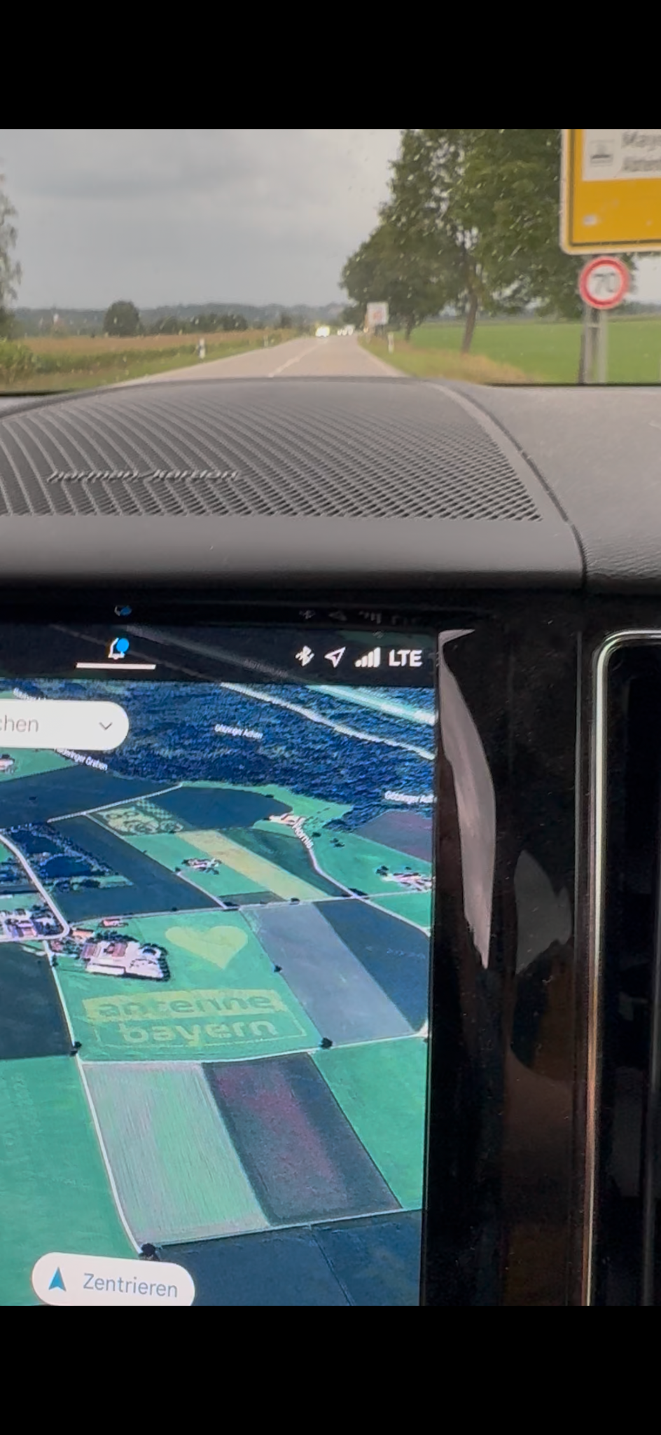Map-Hijacking: riesiges Bodenbild und Geobranding erscheint in einer Satellitenkarte auf dem Navigationsdisplay
