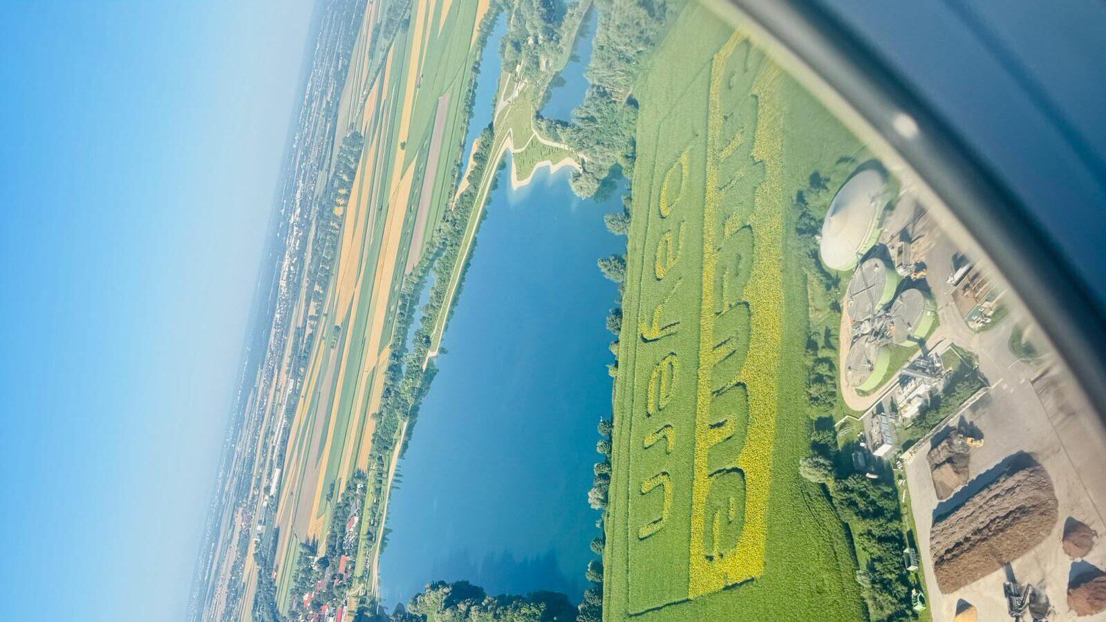 Geobranding aus einem Flugzeugfenster sichtbar