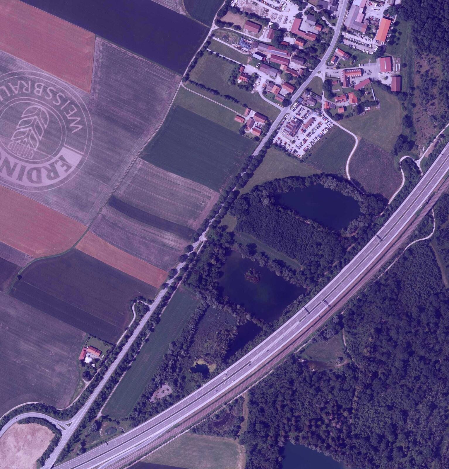 Satellitenaufnahme einer Feldwerbung aus großer Höhe