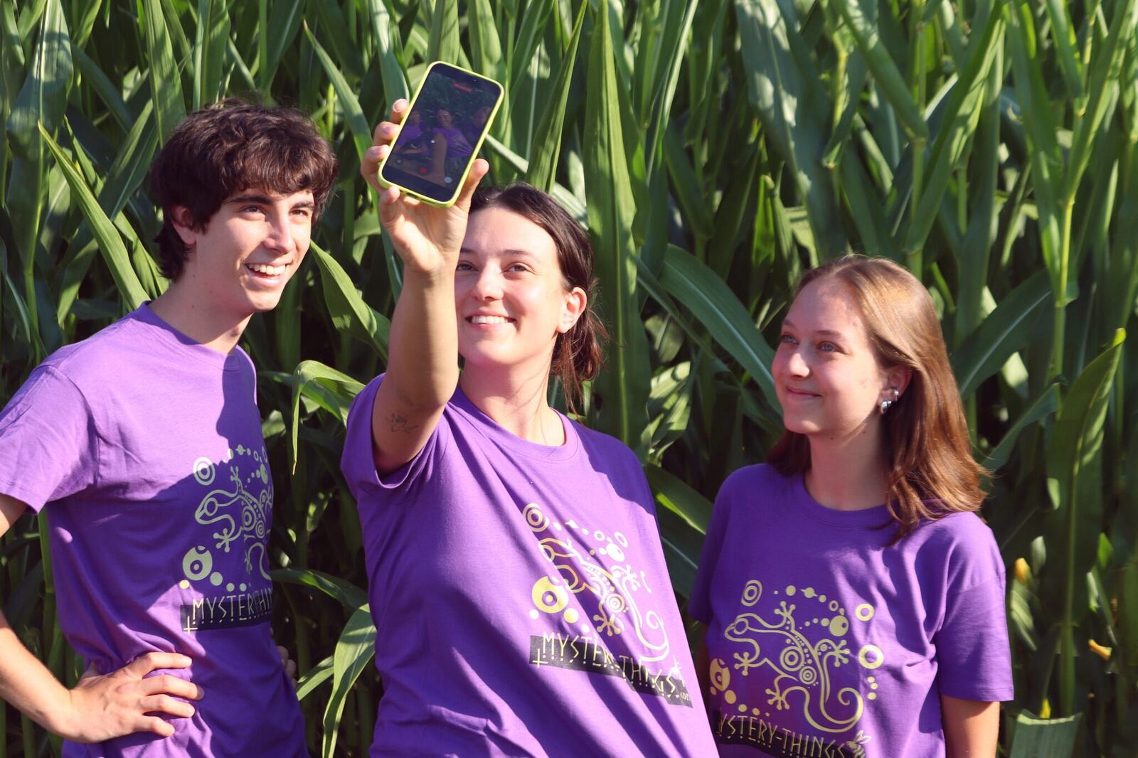 Mystery Things Team mit Smartphone