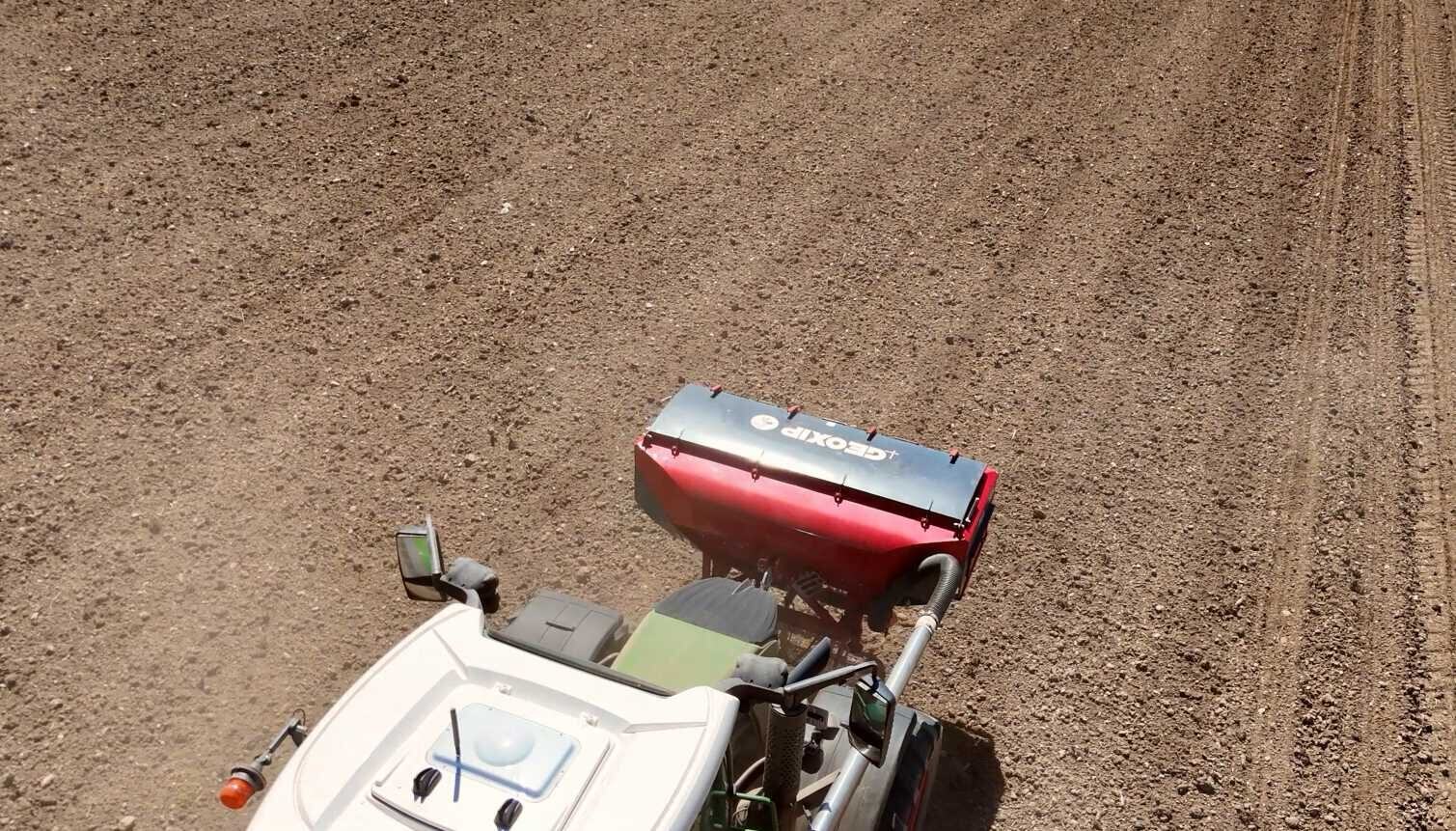 Traktor mit GEOXIP Technik bei der Präzisionssaat